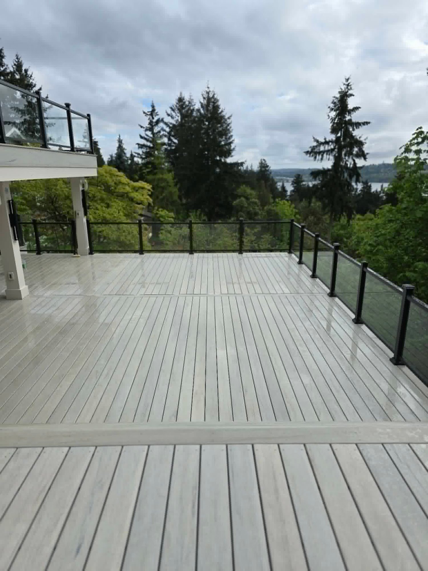 Custom deck by Condor in Holmes Point